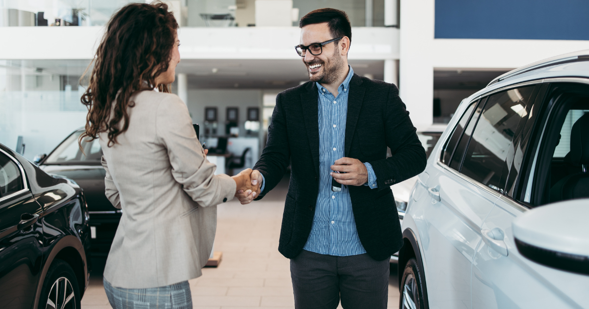 customer shaking hands of salesperson boosting dealership online reputation